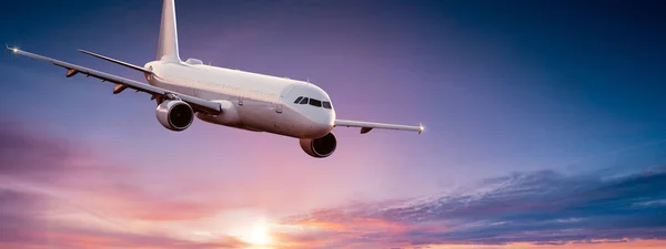 Avião Comercial Jetliner Voando Acima Nuvens Dramáticas Bela Luz Pôr — Fotografia de Stock