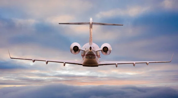 Ιδιωτικό Αεροπλάνο Jetliner Που Φέρουν Πάνω Από Δραματικά Σύννεφα Στο — Φωτογραφία Αρχείου
