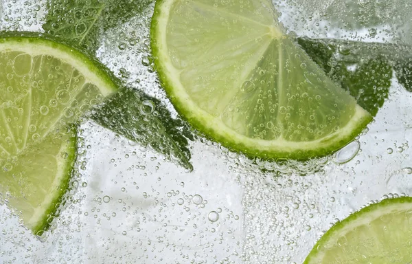 Vers Zelfgemaakte Fruitlimonade Met Sprankelend Water Ijsblokjes — Stockfoto