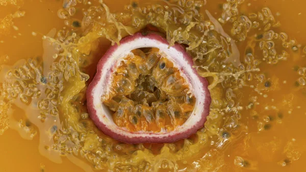 Fresh Sliced Passion Fruit Falling Juice Top View — Stock Photo, Image