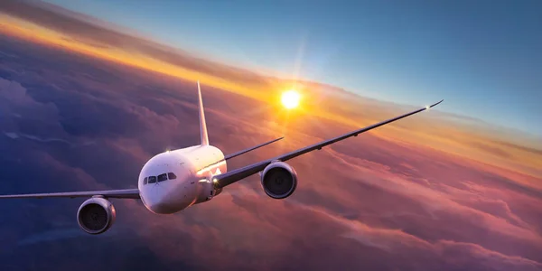 Commercieel Vliegtuig Jetliner Vliegen Boven Dramatische Wolken Prachtige Zonsondergang Licht — Stockfoto