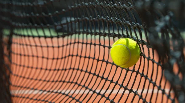 ネットを打つテニスボールの凍結運動ショット — ストック写真