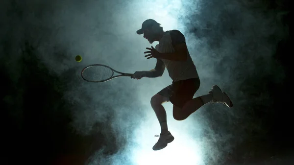 Springen Speler Raken Tennisbal Met Atmosferische Rook Achtergrond — Stockfoto