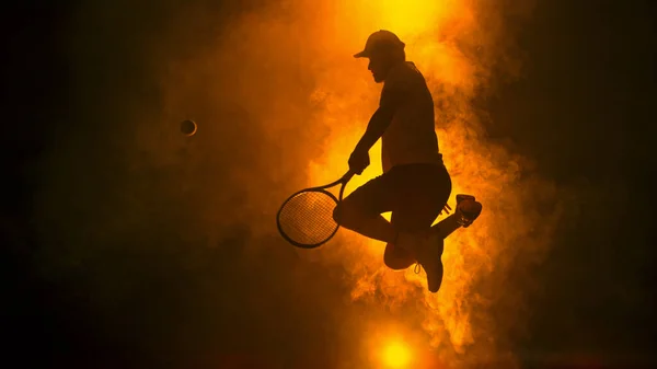 Springen Speler Raken Tennisbal Met Atmosferische Rook Achtergrond — Stockfoto