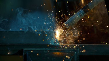 Çalışan Kaynakçının Dondurma Hareketi Atölyede. Detay atışı, düşük odak derinliği.