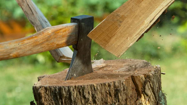 Zamrozić Ruch Rąbania Drewnianych Kłód Siekierą — Zdjęcie stockowe