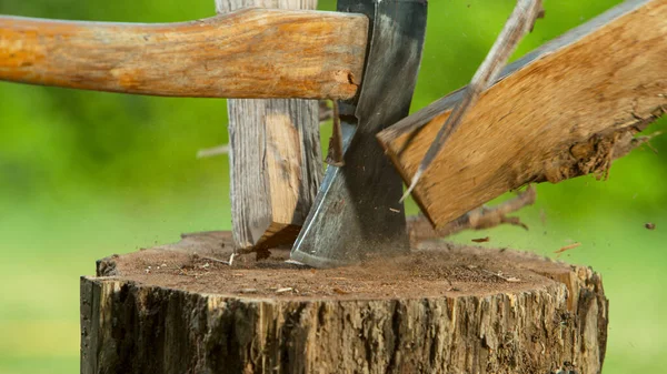 Frostbewegung Beim Hacken Von Holzstämmen Mit Der Axt — Stockfoto