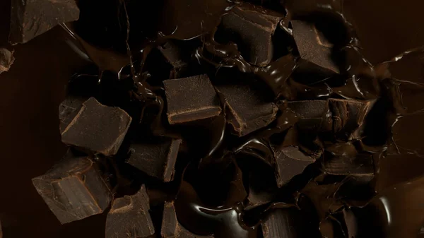 Vallende Chocoladebrokken Donker Hete Gesmolten Chocolade Close — Stockfoto