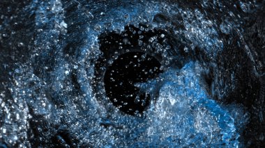 Dondurucu Su Girdabının Çekimi Kara Arkaplan 'a 1000fps' te sıçradı.