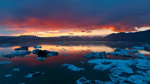 Jokulsarlon冰川上空日落的空中录像 美丽的日落风景 — 图库照片