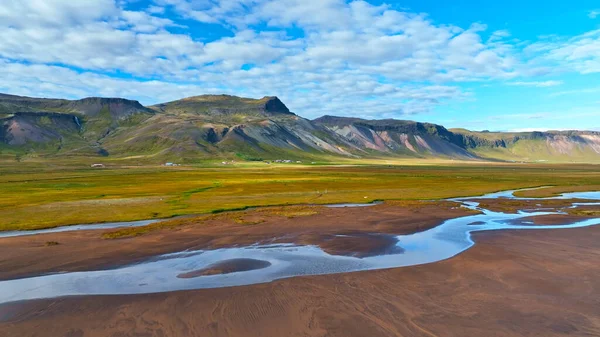 İzlanda. Dağlarda, tarlalarda ve nehirlerde hava manzarası. İzlanda 'da manzara