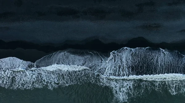 Όμορφη Εναέρια Άποψη Της Μαύρης Παραλίας Θαλάσσια Κύματα Που Φτάνουν — Φωτογραφία Αρχείου