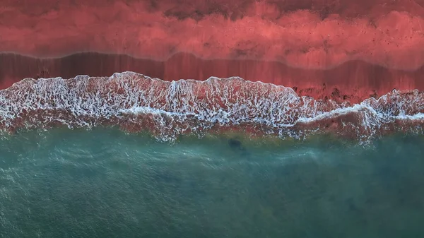 Kumlu Kumsalın Güzel Hava Manzarası Deniz Dalgaları Kıyıya Ulaşıyor — Stok fotoğraf