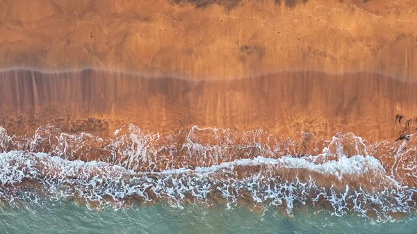 Schöne Luftaufnahme Des Sandstrandes Meereswellen Erreichen Küste — Stockfoto