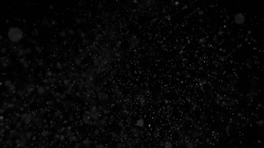 Siyah arkaplanda yağmurun dondurucu hareketi, yakın plan