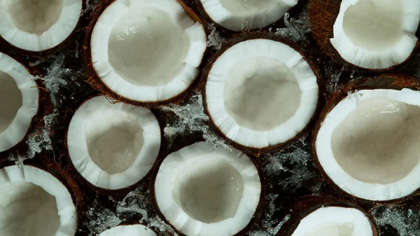 Spruckna Kokosnötter Med Vatten Stänk Isolerad Svart — Stockfoto