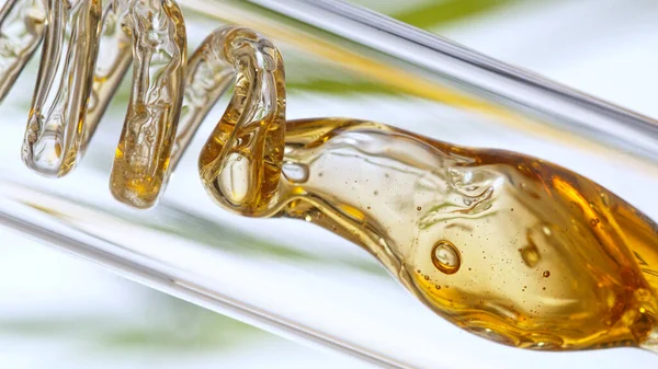Getting Natural Oil Natural Substances Flowers Yellow Oil Flows Spiral — Fotografia de Stock