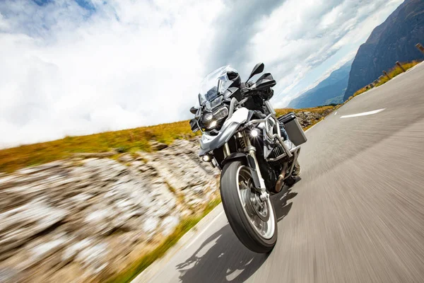 Motociclista Los Alpes Austríacos Cielo Dramático Viajes Libertad Actividades Aire — Foto de Stock