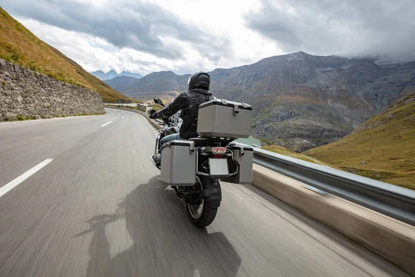 Motociclista Montando Alpes Austríacos Céu Dramático Viagens Liberdade Atividades Livre — Fotografia de Stock