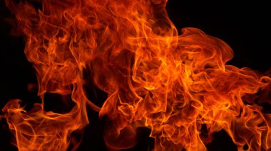 Siyah arkaplanda yangın patlamaları, yakın plan