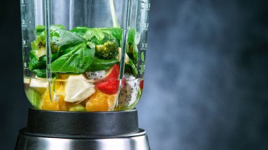 Mikserle karıştırılmış yeşil taze meyve püresi, üst manzara. Sağlıklı yeme kavramı.