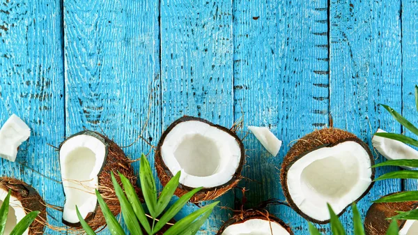 Freeze Motion Shot Falling Coconuts Fundo Madeira Tiro Superior — Fotografia de Stock