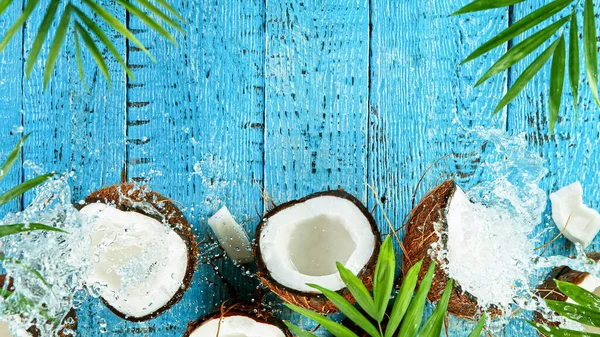 Freeze Motion Shot Falling Coconuts Drewnianym Tle Top Shot — Zdjęcie stockowe