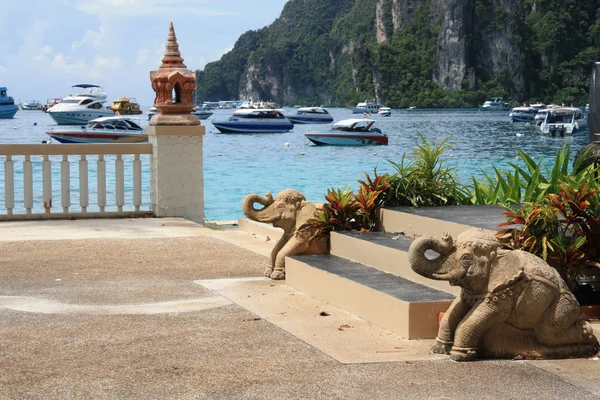 Boats at the tropical bay — Stock Photo, Image