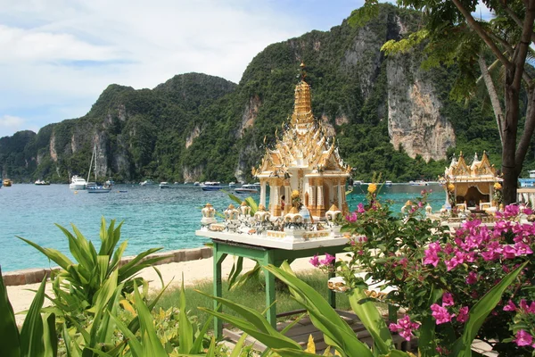 Wunderschöne thailändische Landschaft mit einer kleinen Pagode — Stockfoto