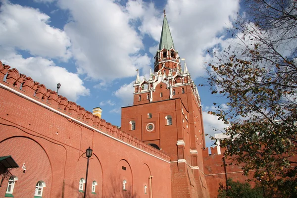 莫斯科克里姆林宫墙和 troitskaya 塔 — 图库照片