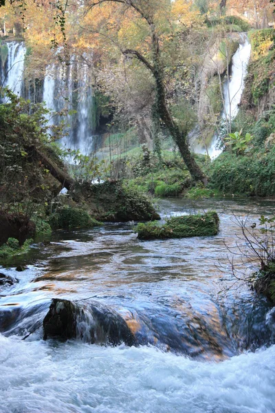 Cachoeira de outono — Fotografia de Stock