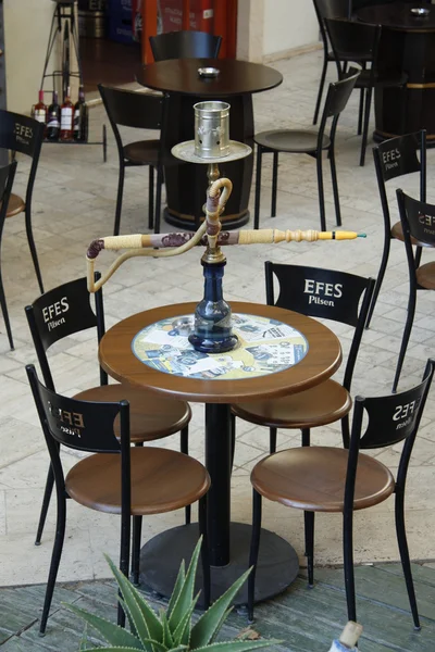 Tradicional hookah oriental en la cafetería al aire libre — Foto de Stock