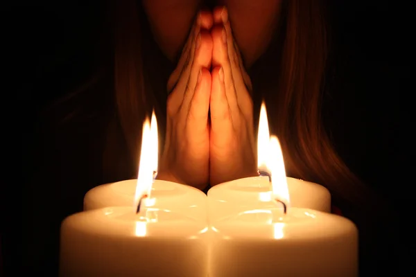 女性は祈る — ストック写真