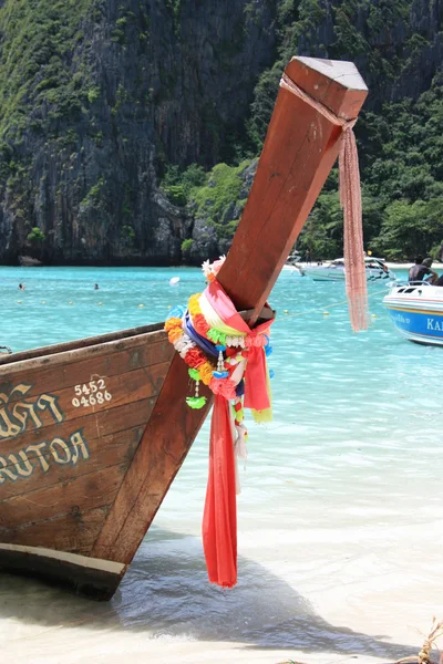 Long tale boat in Maya Bay, Thailand — Stock Photo, Image
