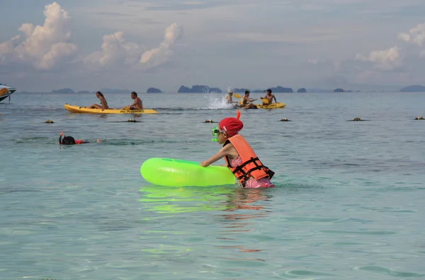 Kayak ve andaman Denizi içinde snorkeling — Stok fotoğraf