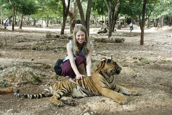 Menina turística e tigre — Fotografia de Stock