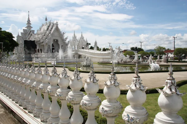 Biały świątyni wat rong khun w Tajlandii — Zdjęcie stockowe