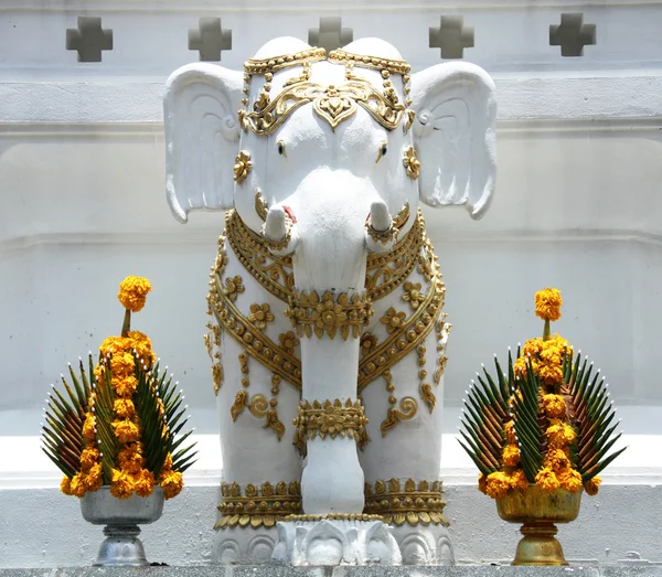 Estatua de elefante en templo budista — Foto de Stock