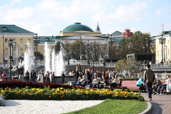 Отдых на Манежной площади, Москва — стоковое фото