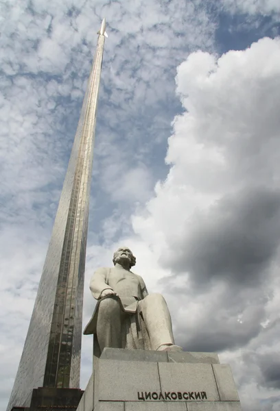 Monument to the founder of astronautics - Tsiolkovsky — Stock Photo, Image