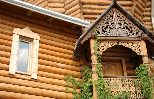Tradycyjny drewniany dom rosyjski — Zdjęcie stockowe