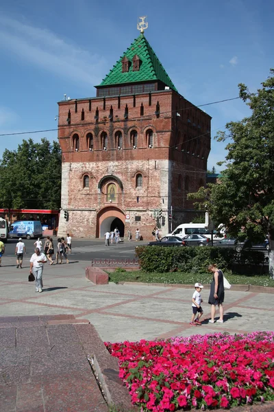 Közel Dmitrovskaya-torony, séta a Kreml Nyizsnyij Novgorod — Stock Fotó