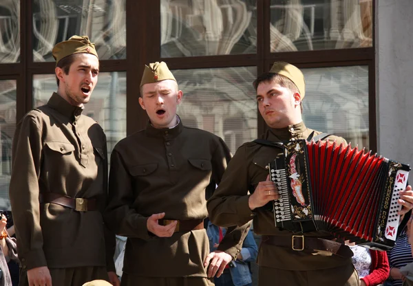 Soviet soldiers singing at the Victory Day — Stock Photo, Image