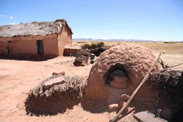 Casa de barro tradicional com um forno ao ar livre na Bolívia — Fotografia de Stock