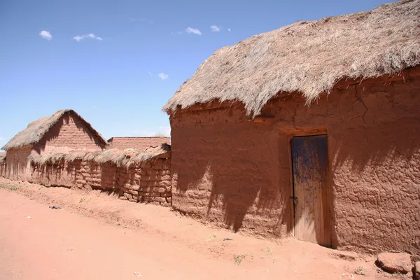 Traditioneel dorp met klei gebouwen in bolivia — Stockfoto