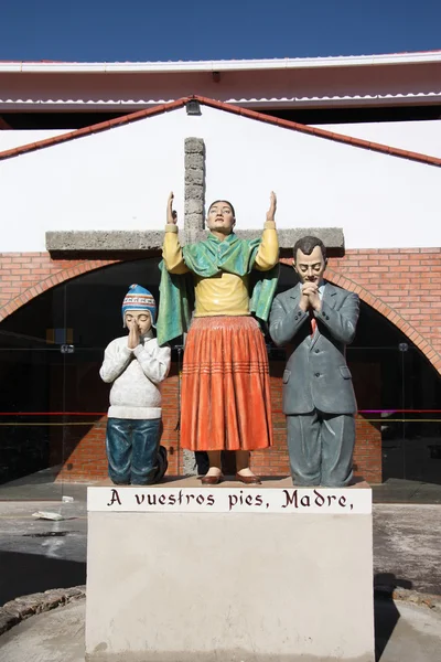 Сім'я молитися статуя — стокове фото