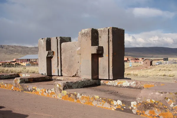 大块的美洲狮 punku 废墟，蒂瓦纳库，玻利维亚 — 图库照片