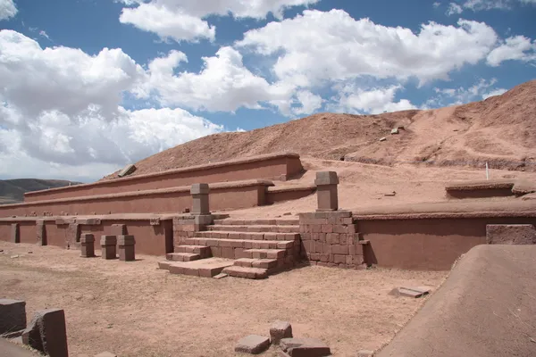 Pyramida akapana na ruiny starověkého tiwanaku, Bolívie — Stock fotografie