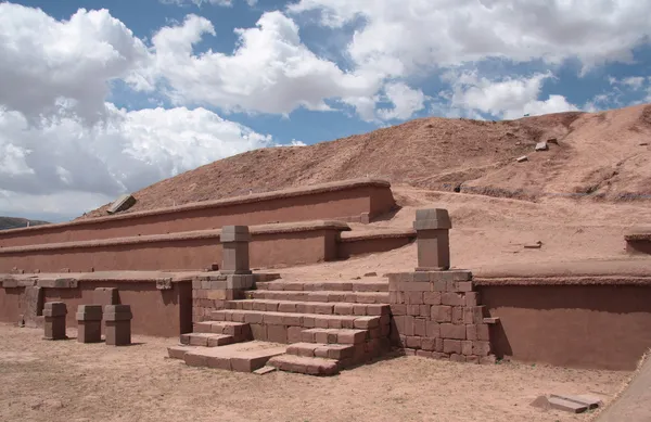 蒂瓦纳库，玻利维亚的古金字塔 akapana — 图库照片