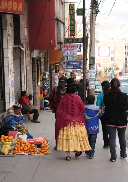 Mensen in een straat van la paz, bolivia — Stockfoto